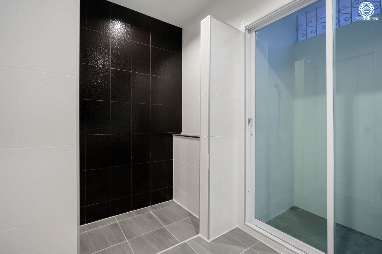 บ้านมือสองตกแต่งใหม่ โครงการ มณีรินทร์พาร์ค รัตนาธิเบศร์-ท่าอิฐ แบรนด์ Property Perfect เนื้อที่ 50 ตร.ว. ฟังก์ชัน 3 ห้องนอน 3 ห้องน้ำ จอดรถได้ 2 คัน บนทำเลศักยภาพ เชื่อมต่อทั้ง ถนนรัตนาธิเบศร์ และถนนราชพฤกษ์ ใจกลาง 2 เซ็นทรัลฯ ใกล้ทางด่วน "งามวงศ์วาน" และรถไฟฟ้า "สถานีบางรักน้อยท่าอิฐ"